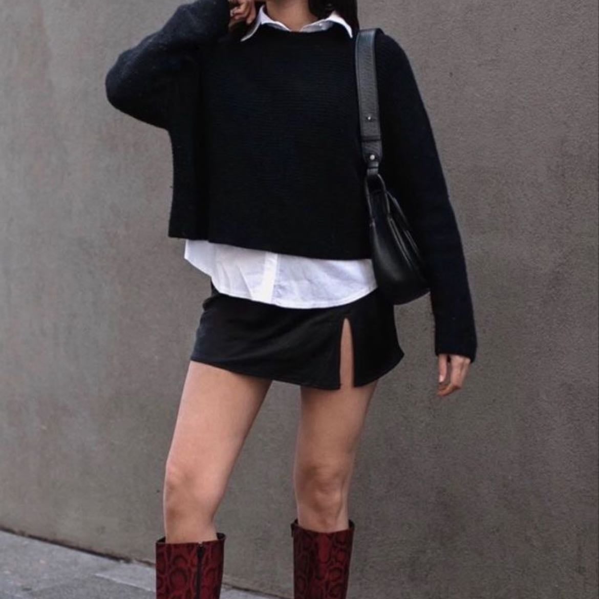 white shirt and black sweater - una camisa blanca de botones y un suéter negro encima queda excelente