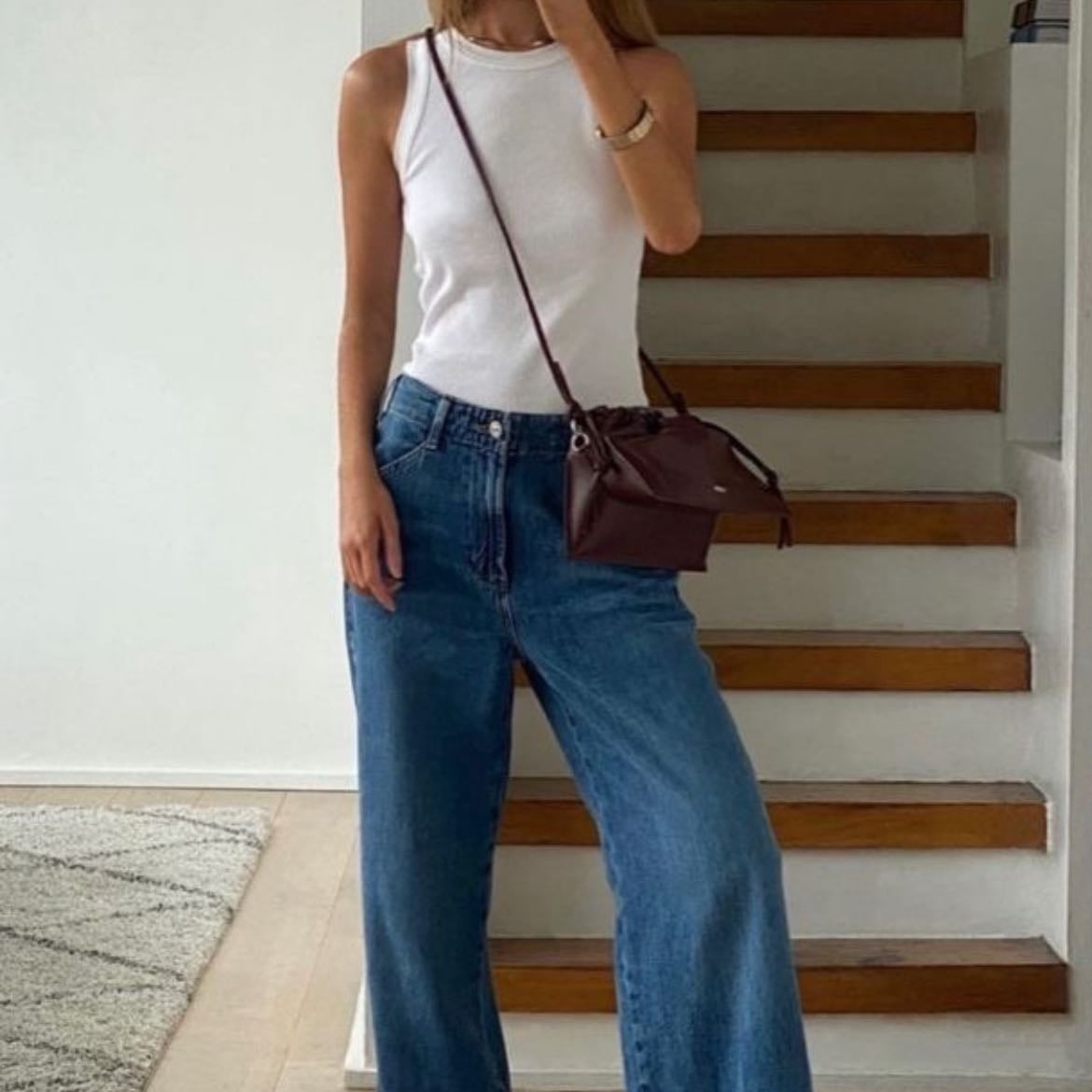 accessories - el outfit más básico resalta con la bolsa adecuada, gafas de sol, accesorios para el pelo, joyería, cinturón o unos buenos zapatos