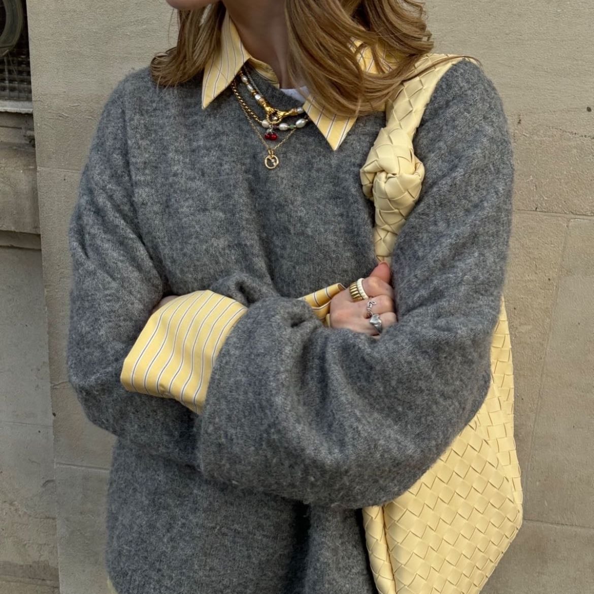 9. Layering - Aprende a incorporar las capas en tus looks. Agrega un buen bralette a un top con transparencias, o suéteres como accesorio