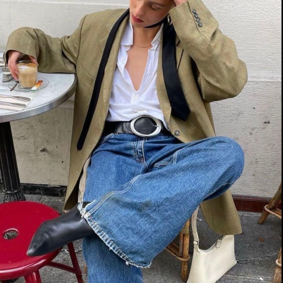 oversize blazer - del color que quieras, con un cinturón de hebilla grande