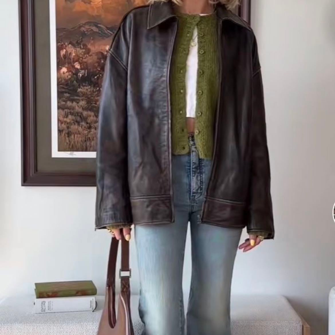 layers (capas) - una playera, sobre un suéter, sobre un blazer o chamarra. Puedes combinar texturas y colores
