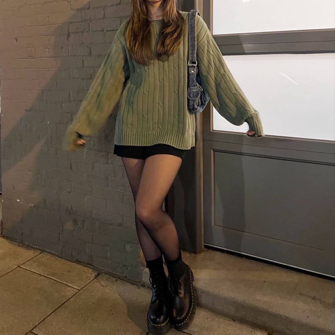 night out outfit - una minifalda, medias negras y botas para un outfit de noche