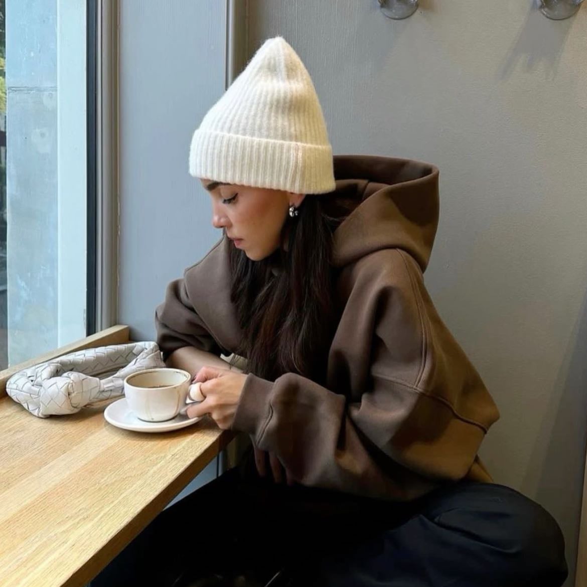 with beanie - para un look más invernal ocupa de accesorio un gorrito