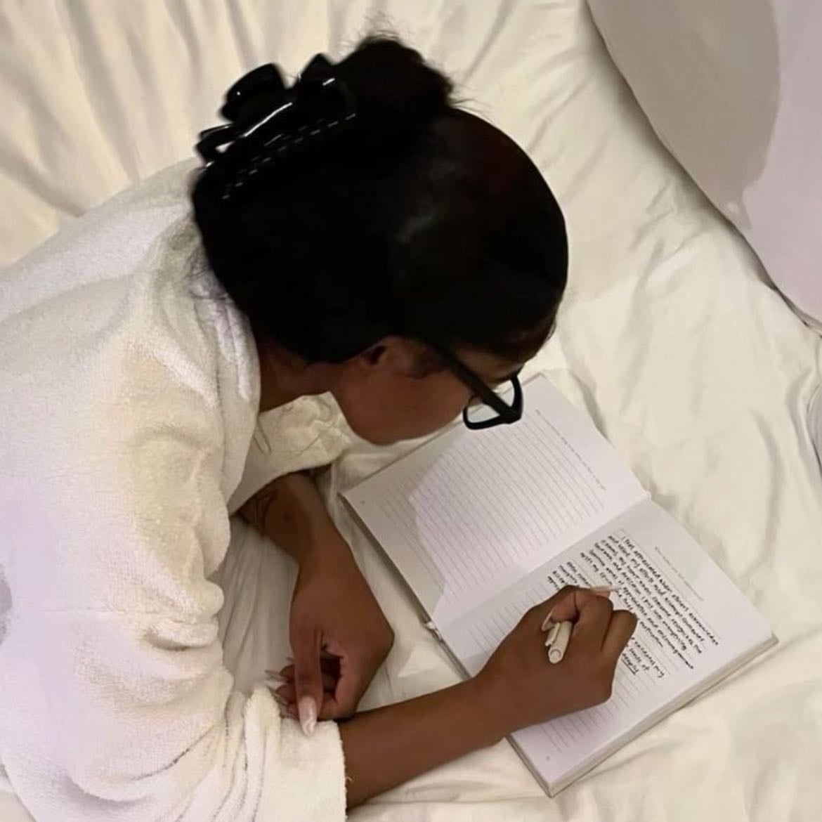 Journaling - Es prácticamente tener un diario, enfócate en las cosas positivas que te pasan y agradece todos los días