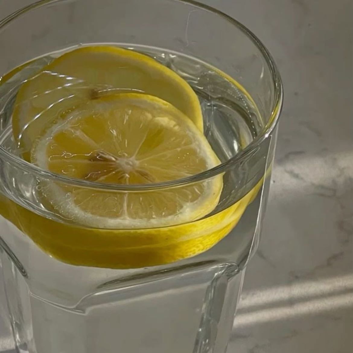 Toma agua con limón - Por las mañanas en ayunas toma agua con limón y sal para una mejor hidratación y más beneficios