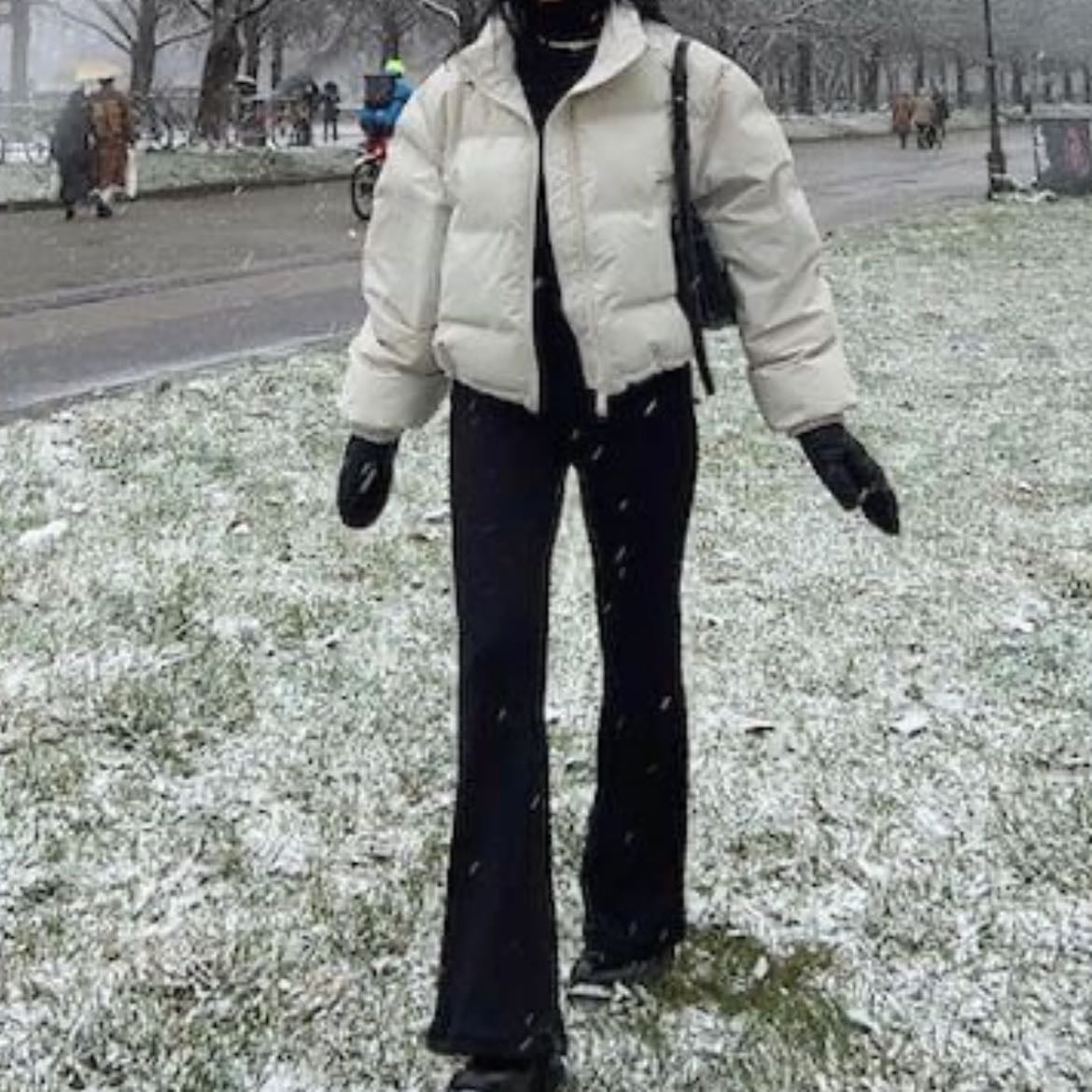 puffer jacket and yoga pants - una chamarra puff y unos leggins acampanados