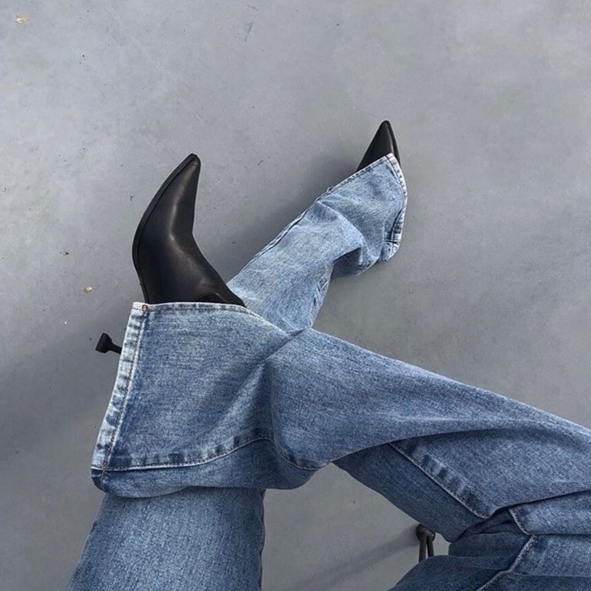 4. Elevated Jean - Date cuenta con qué silueta de jeans te sientes más cómoda y se te vea mejor e invierte en jeans de ese tipo para usar diario.