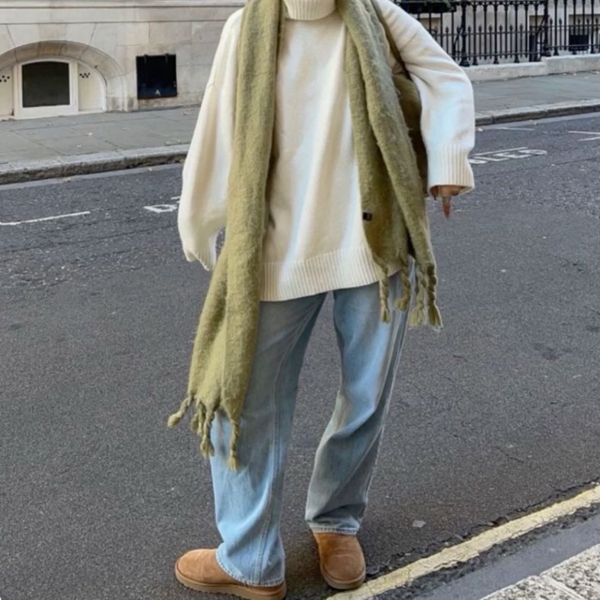 oversized sweater, scarf and slippers - un suéter ancho, con jeans pero con pantuflas para algo muy casual