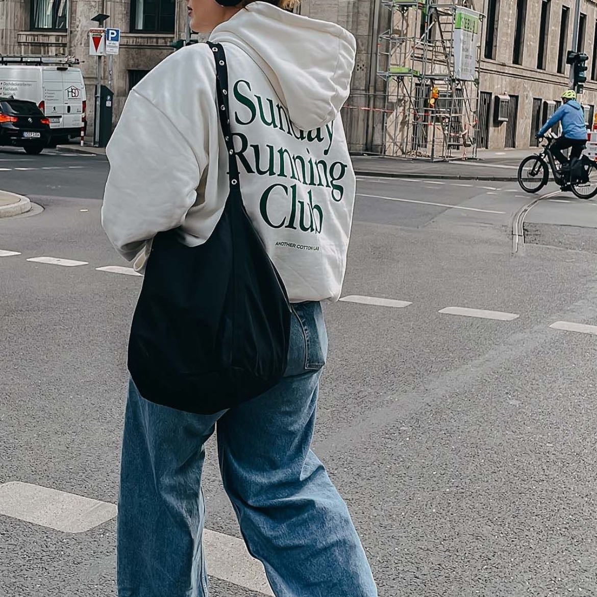 big bag & jeans - el outfit clásico que puede elevarse con un buen peinado recogido y arracadas