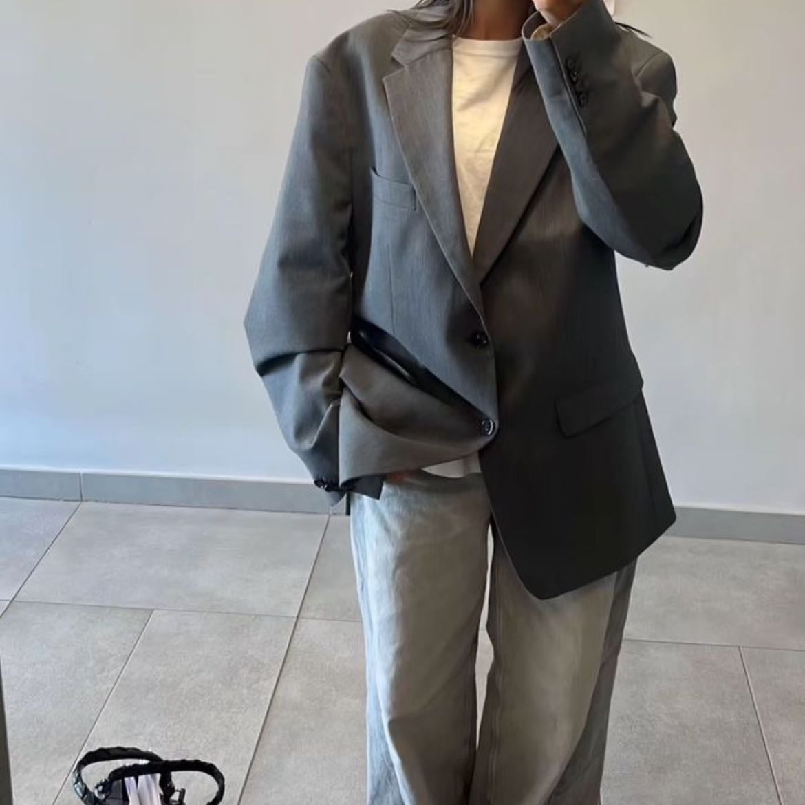 grey oversize blazer - un blazer gris y un top básico color blanco o negro