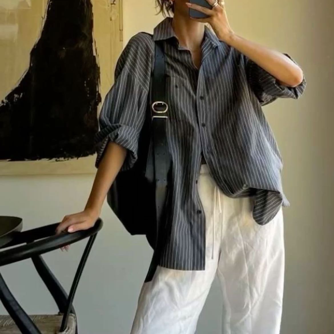 camisa oversize - y pantalón blanco