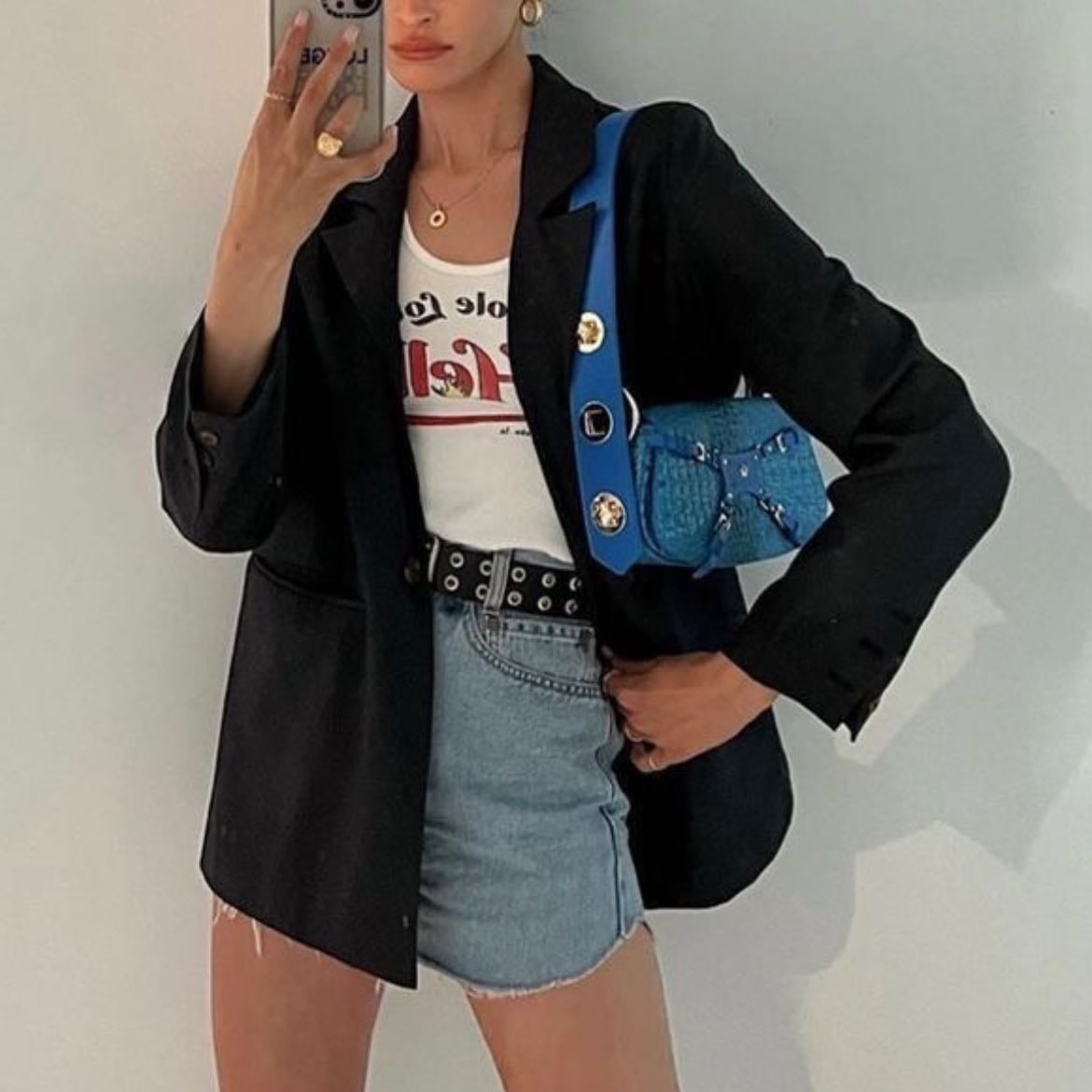 graphic tee and blazer - un outfit casual y muy elevado al mismo tiempo
