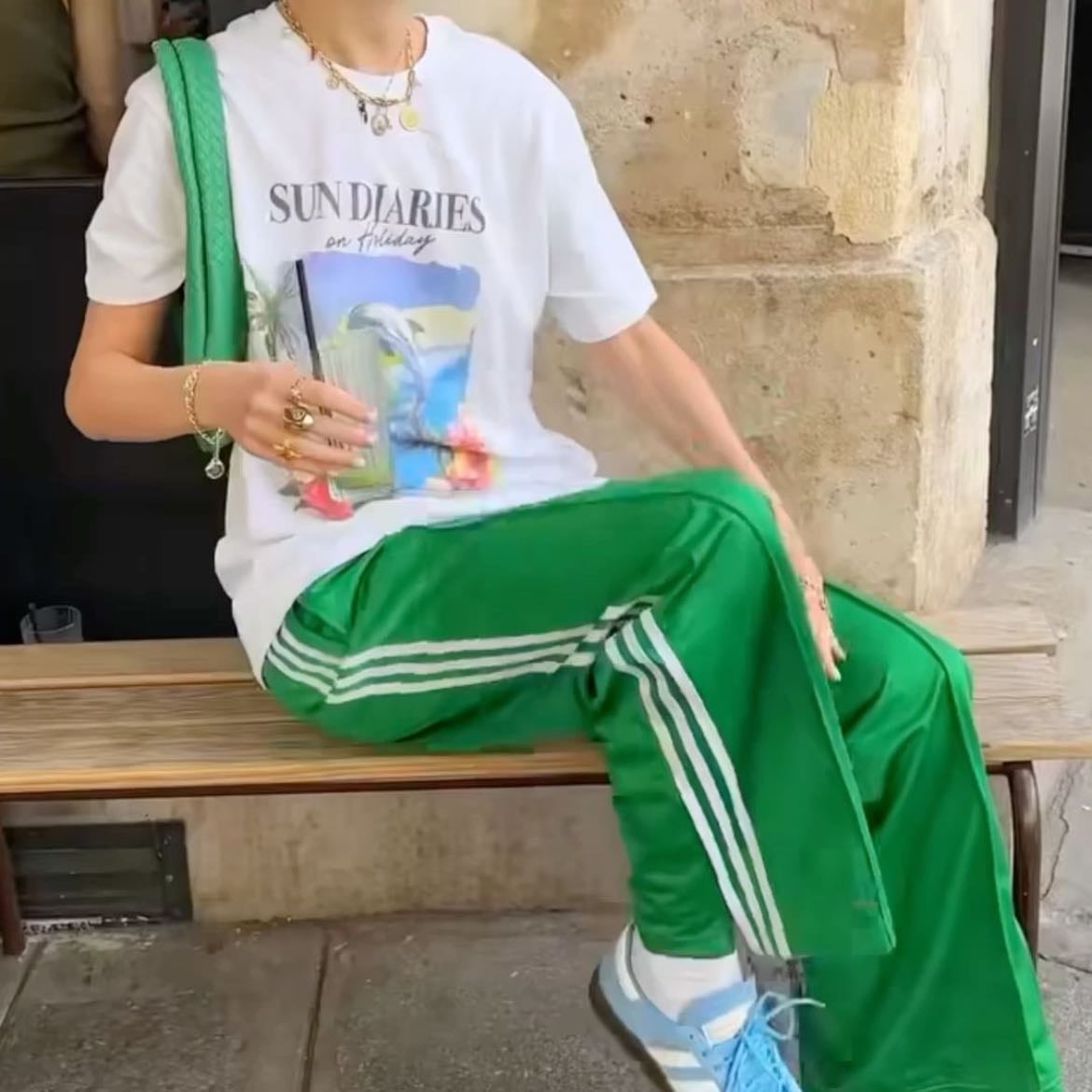 sport pants - unos pants deportivos, de preferencia que combinen con el estampado