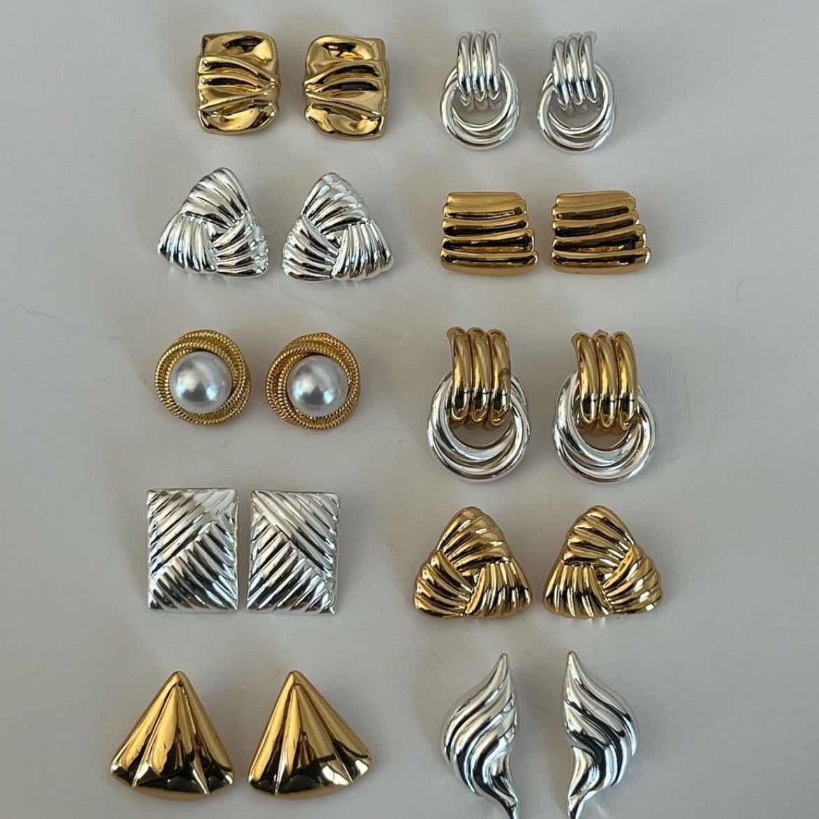 2. Statement earrings/necklaces - Joyería que resalte, que sean piezas fuera de lo básico de acuerdo a tu estilo