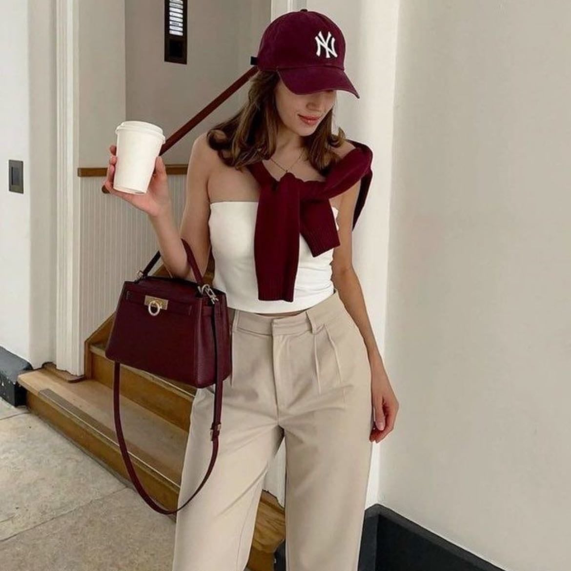 burgundy - combina tus pantalones con color vino en accesorios o prendas