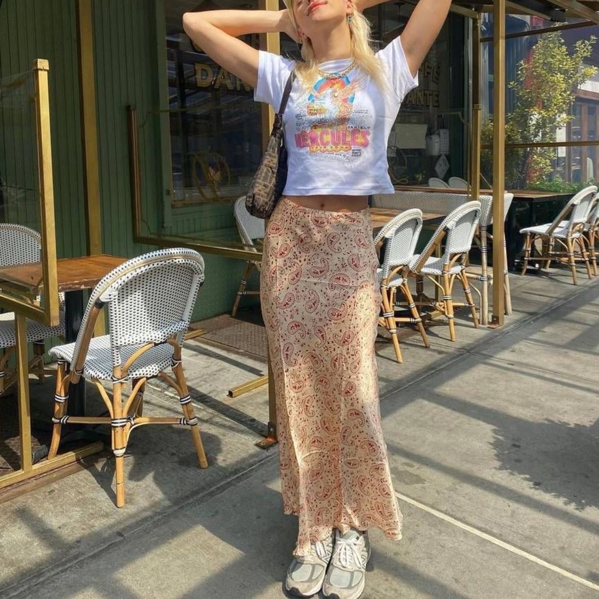 graphic tee and sneakers - playera estampada y tenis deportivos con falda larga
