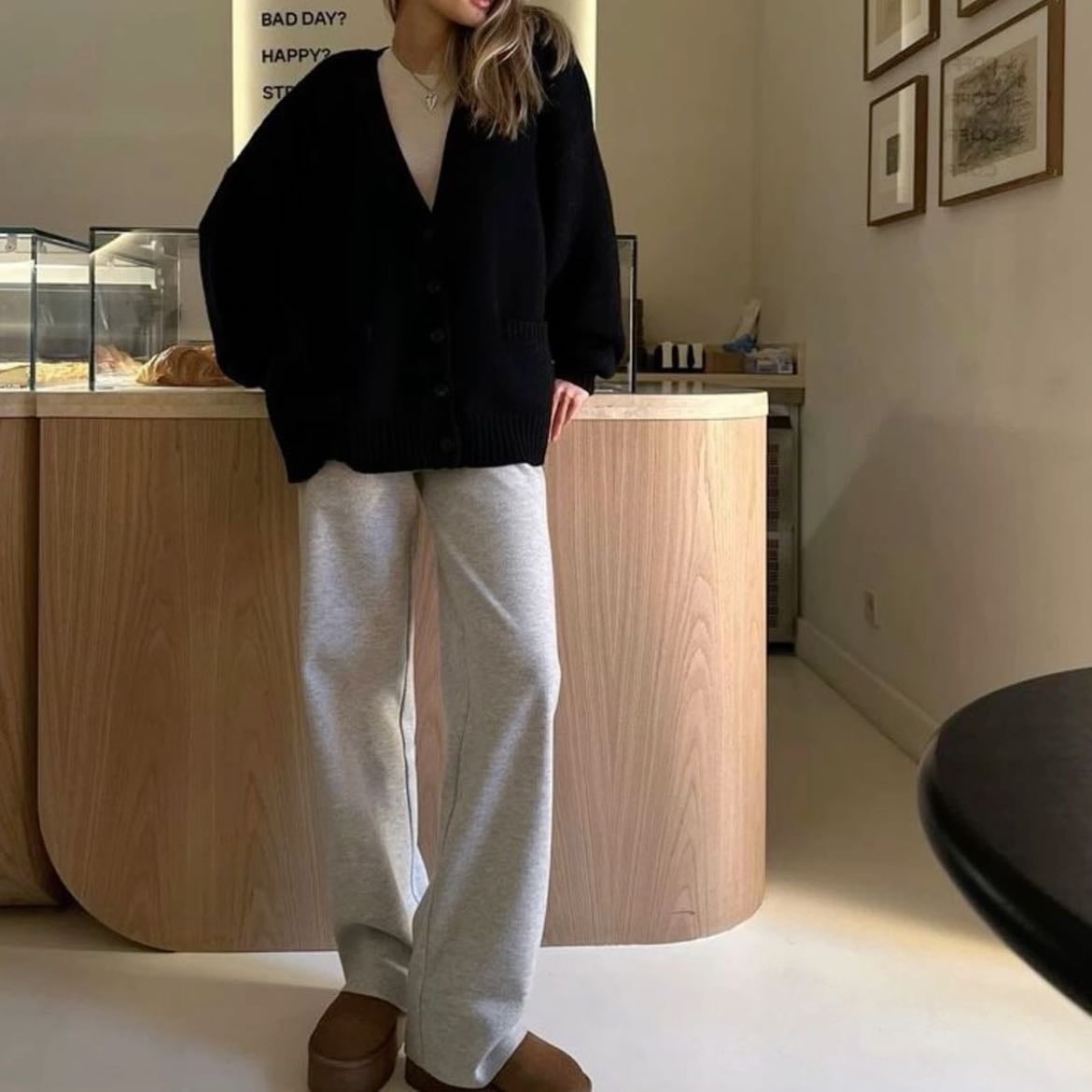 v-neck sweater - un suéter en cuello V, ya sea con botones o cerrado, que quede suelto y lo agregas a tu look básico