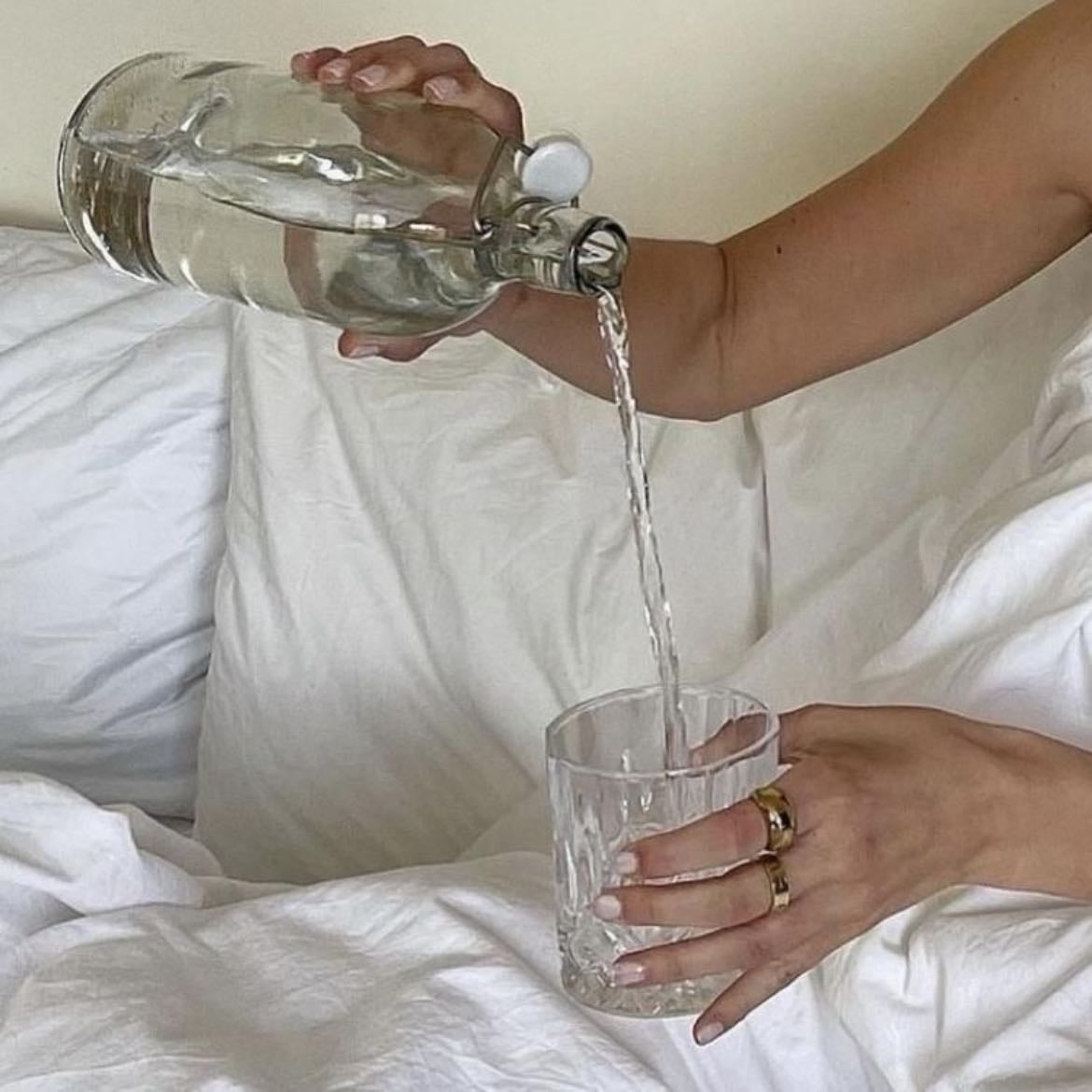 Toma agua - Toma la cantidad necesaria de agua para tu cuerpo. Puedes hacer el cálculo multiplicando tu peso x 0.035.