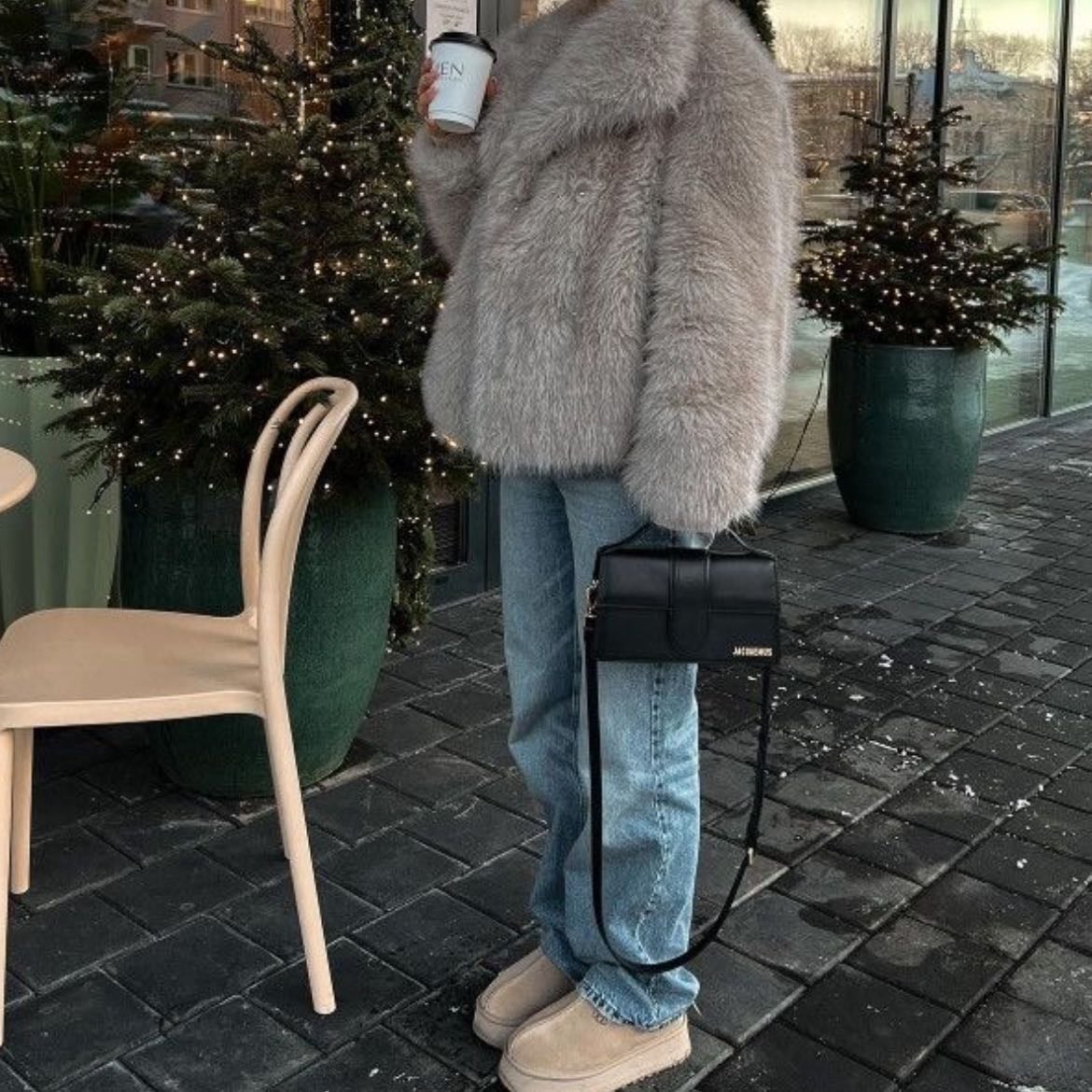faux fur coat - otro tipo de abrigos muy en tendencia que resaltan el outfit más básico