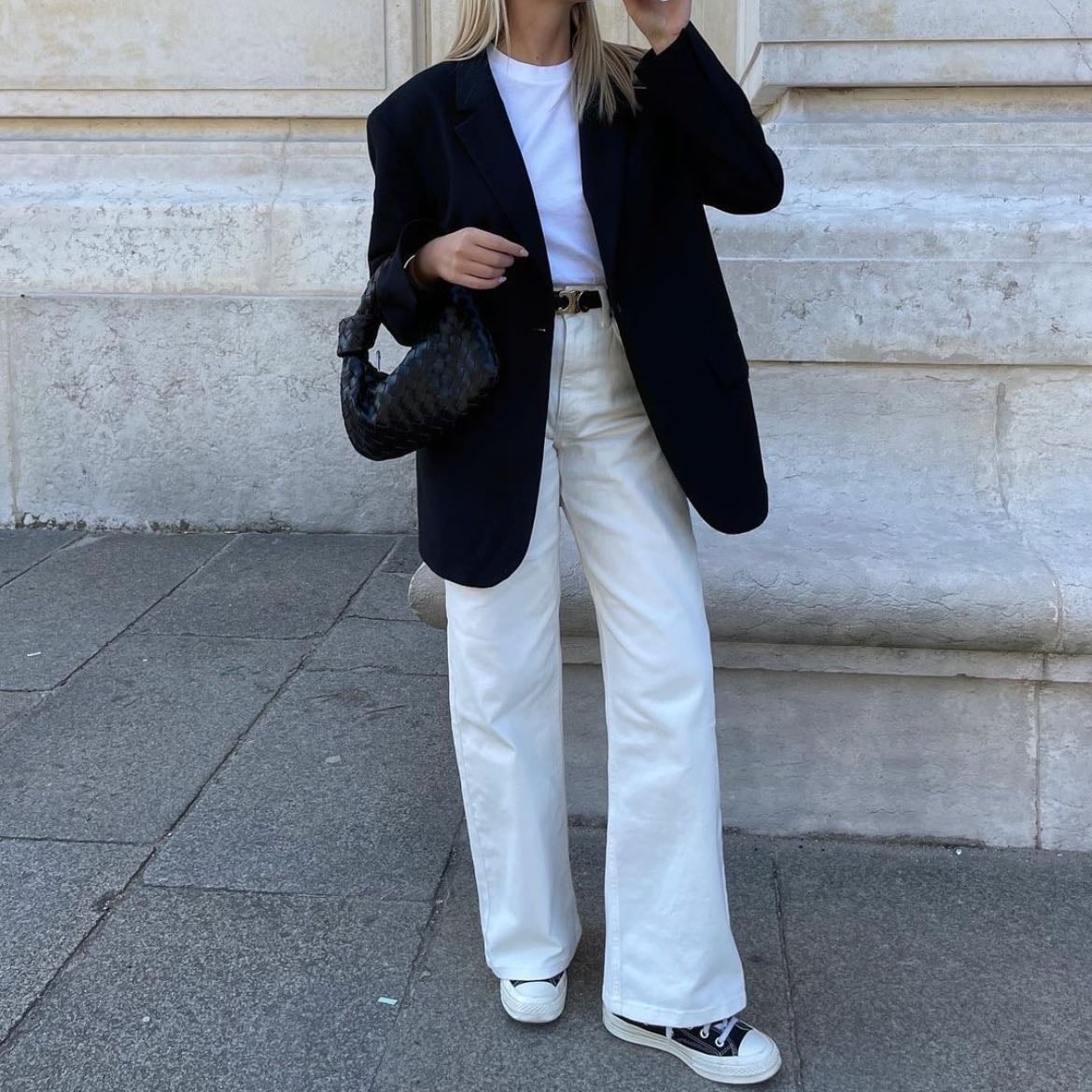 black blazer - una base blanca con blazer y accesorios negros