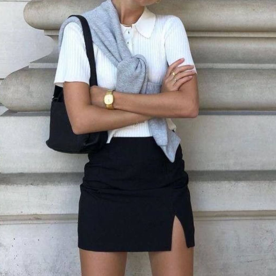 basic tee - una playera básica y un suéter cruzado para elevar el look