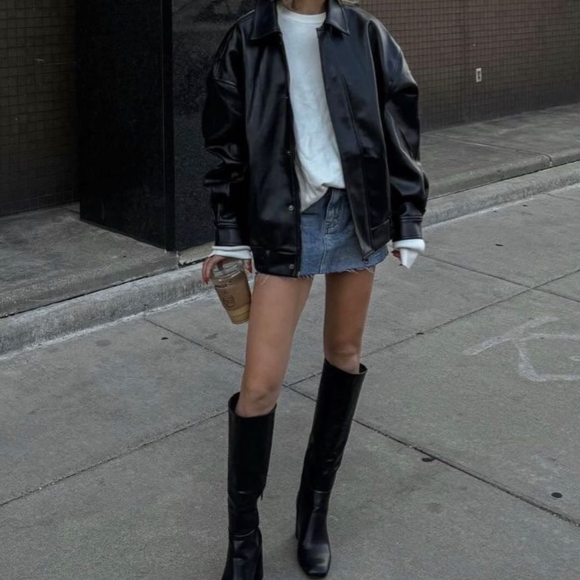 high boots and oversized jacket - una chamarra oversize y botas del mismo color de la chamarra