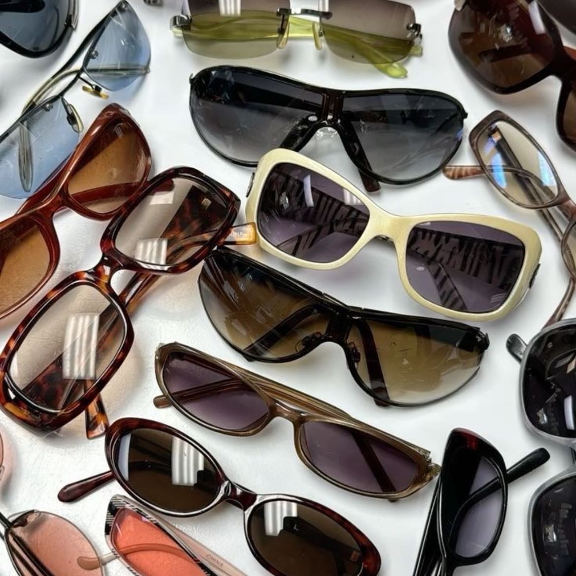 6. Statement sunglasses - Lentes que realmente se ajusten a tu rostro, que no sean básicos. Que sean un plus para tu look y no solamente para cubrirte del sol. Puedes combinarlos con tu bolso o zapatos también