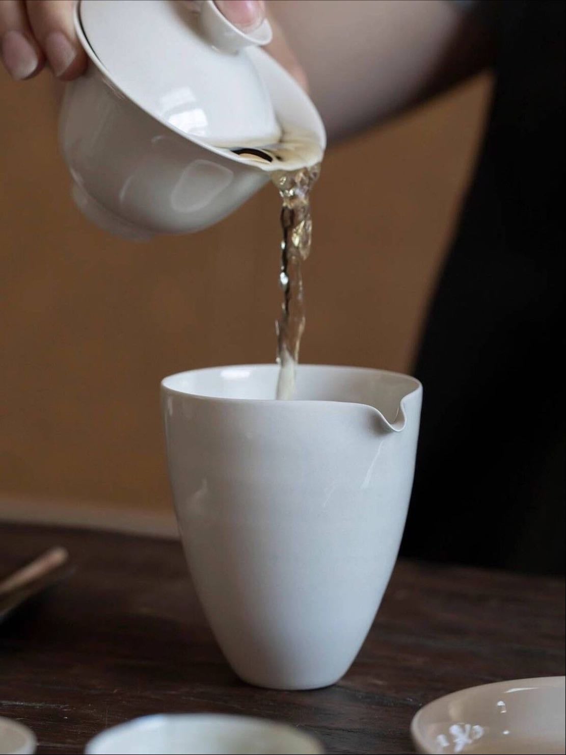 Jarra Gong Dao - Jarra intermedia donde se vierte el té después de infusionarlo. Sirve para que todas las tazas reciban el té con la misma intensidad y sabor.