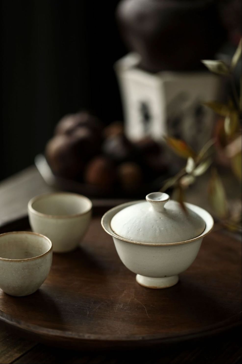 Gaiwan - Cuenco con tapa y base que sirve para preparar e infusionar el té. Su diseño permite controlar las hojas, la temperatura y ver cómo se abren durante la infusión.