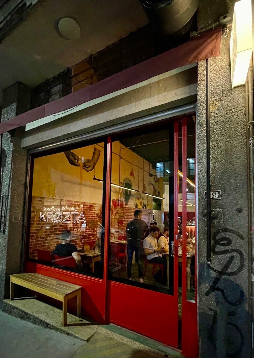 Krøzta - Pizza deliciosa e lugar descolado.
Dicas:
- pizza de pera com queijo azul, mel e nozes é deliciosa
- suco de tomate bem temperado
