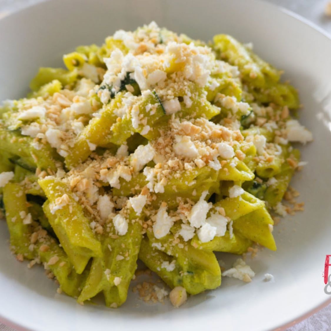 Macarrones con calabacin y feta