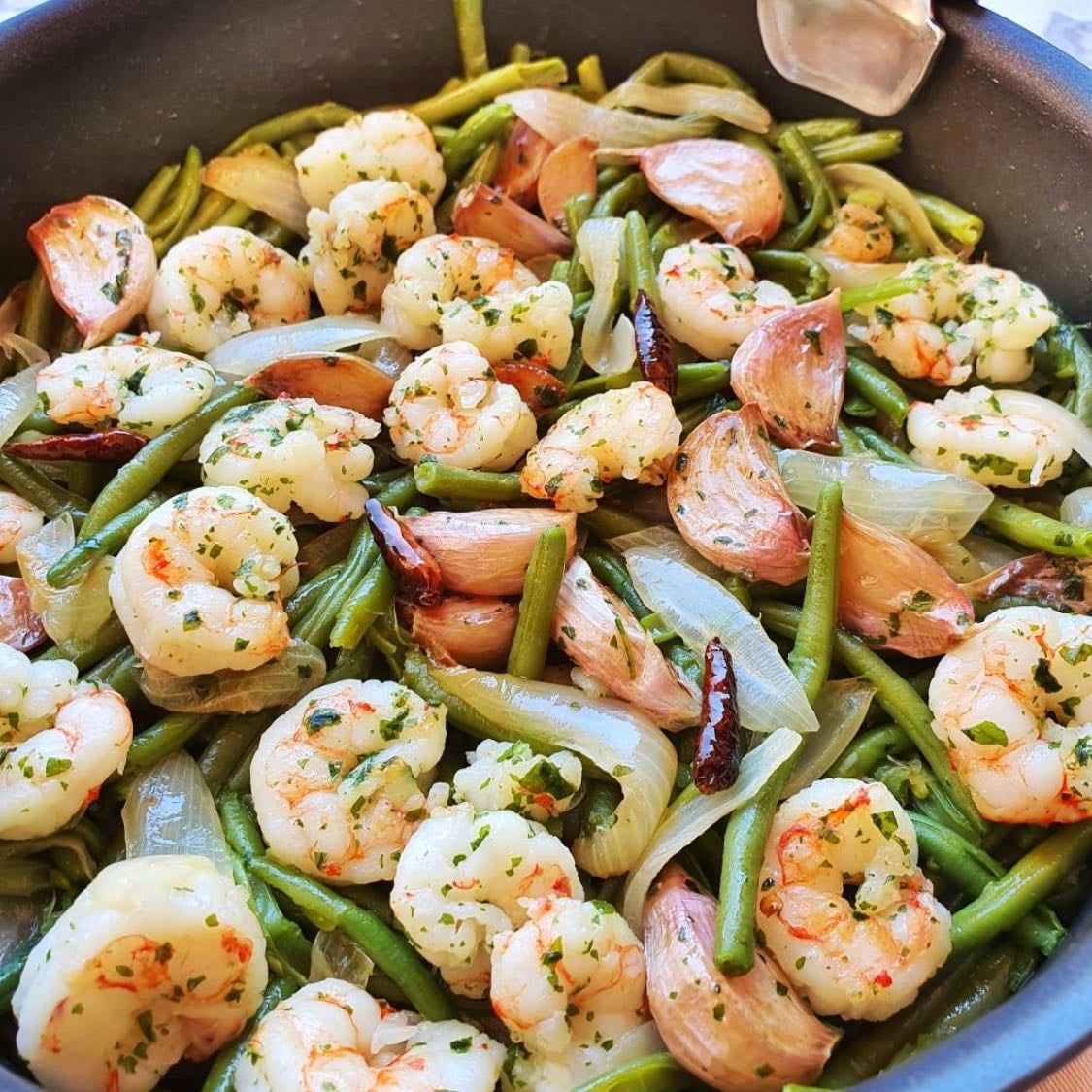 Salteado de gambas con tomates cherry y alubias