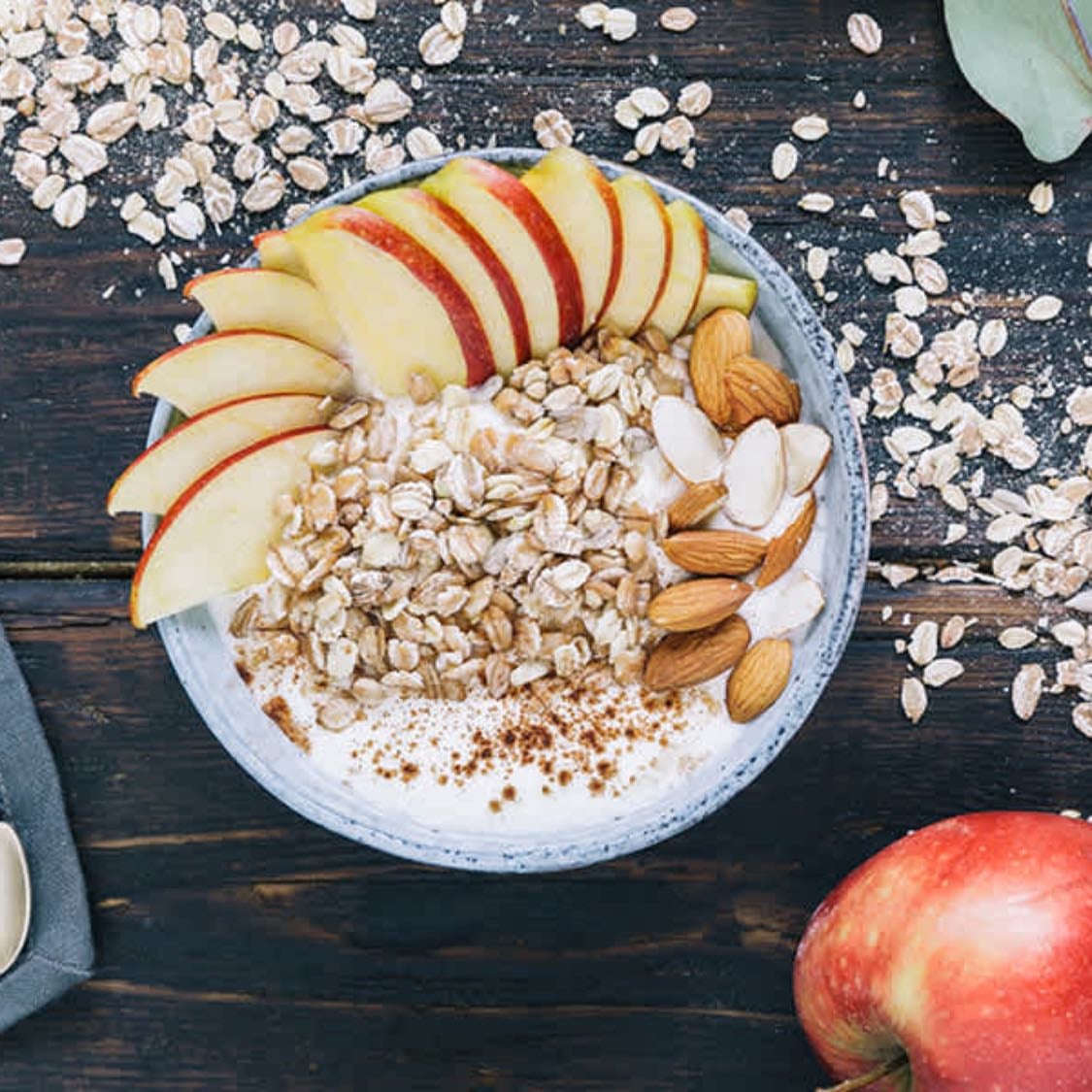 Yogur con manzana, nueces, almendras y chia