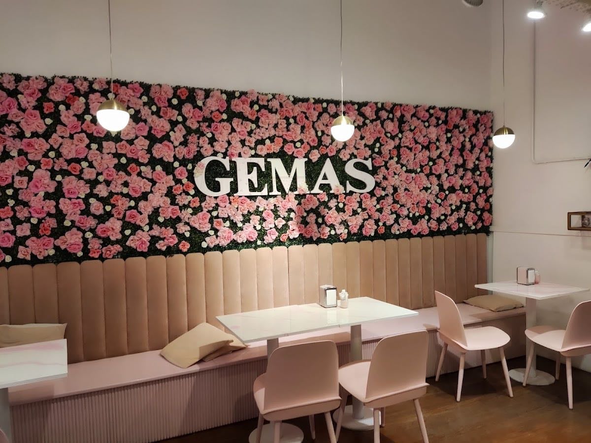 Pink Café (gemas) - ES UN PINK CAFÉ Q MÁS QUERÉS!! le ponen glitter y pétalos al café y a algunas tortas (muy rico todo) y es rosaaaa💗🌷✨