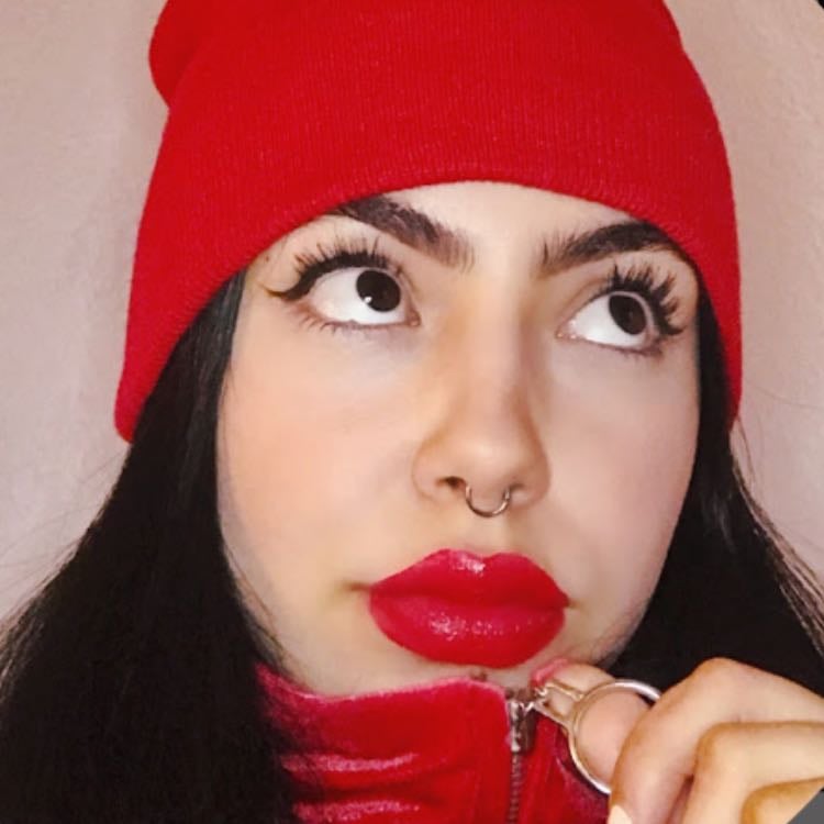 Pamela Robledo - Videos de maquillaje, oufits y básicamente su estilo de vida.