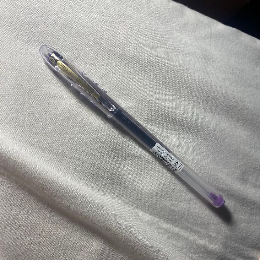 super gel 0.7 - no tiene el mejor agarre del mundo PERO, es una maravilla para los vómitos mentales, y el color de la tinta es el lila perfecto