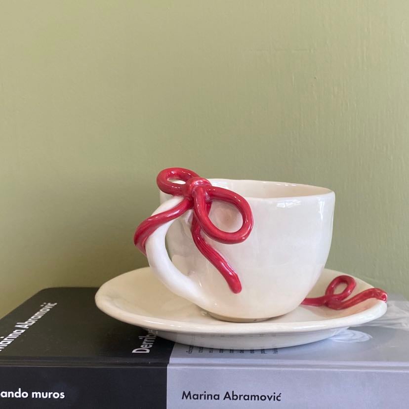 taza lacito rojo - el plato? adorable. el lazo? impecable. la taza? perfecta.