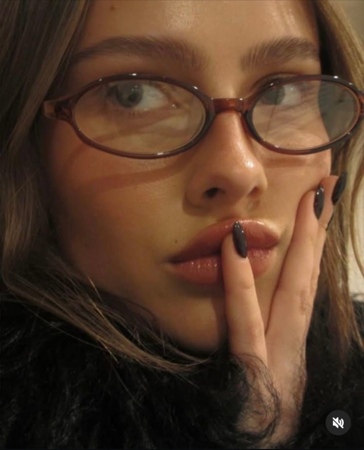 She has those cool round glasses