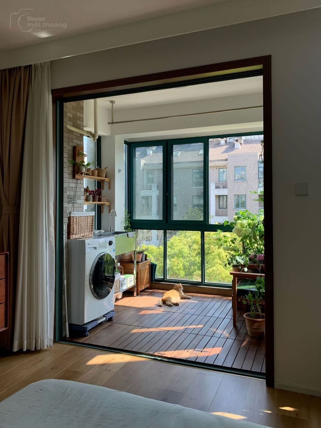 Laudry room with windows