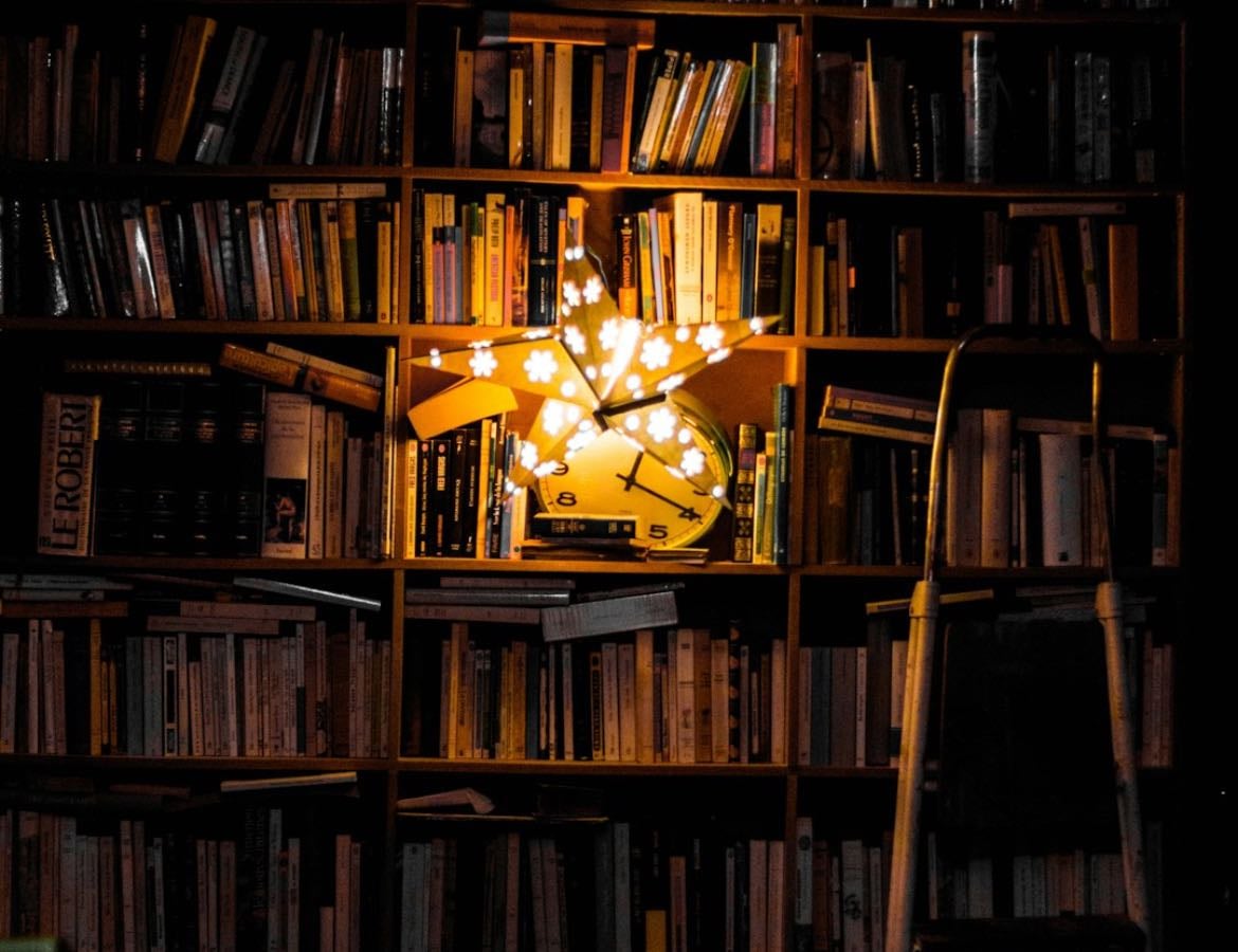 A girl and her books - Books hypelist by Juliette