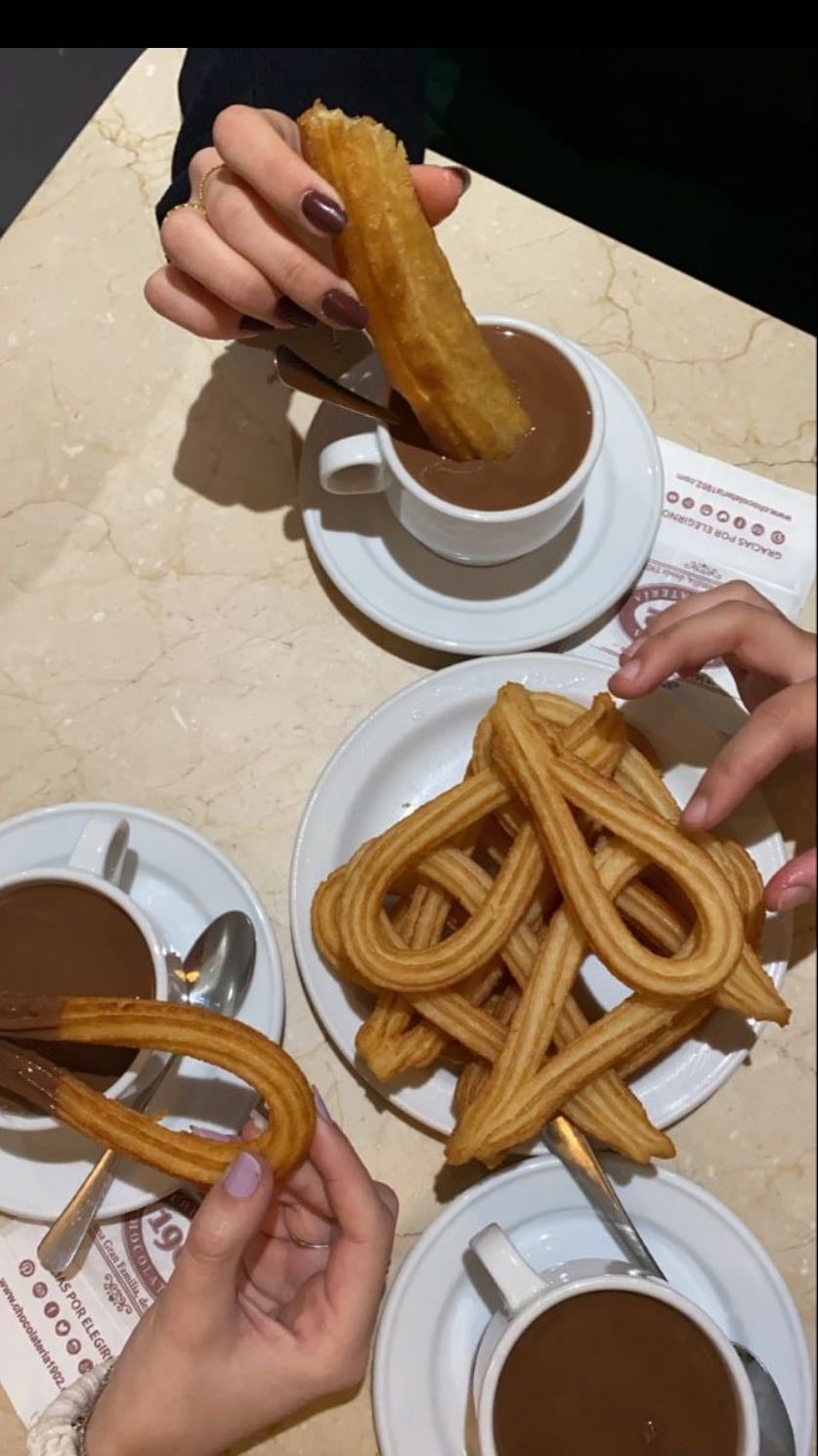 comer churros con chocolate