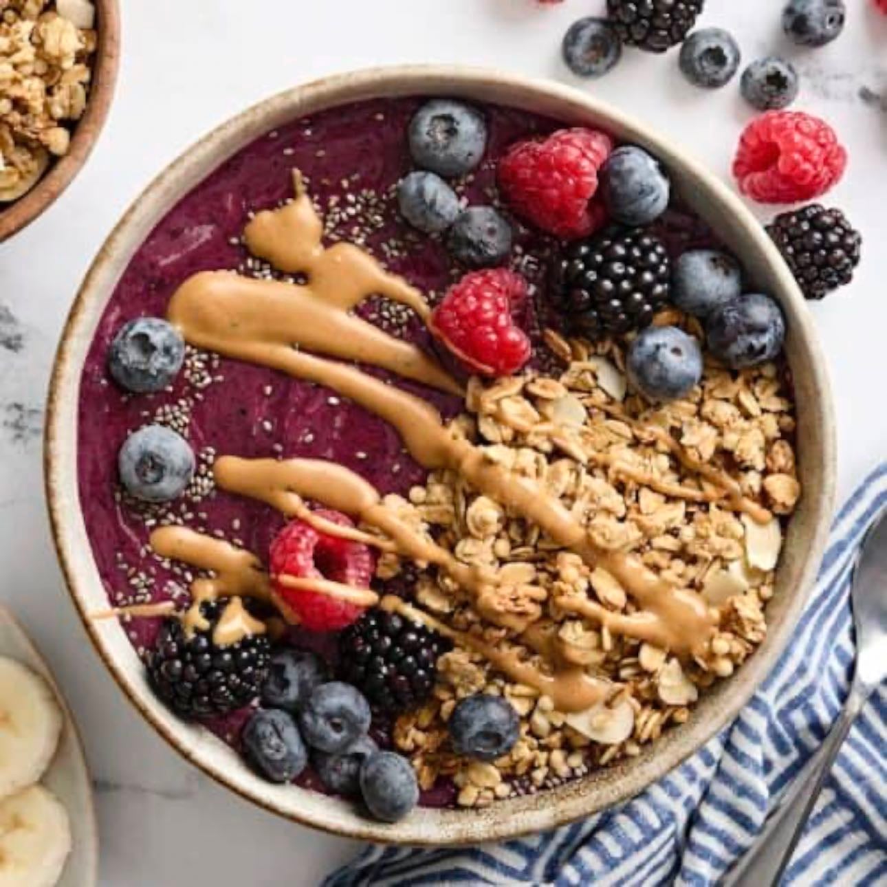 smoothie bowl - smoothie
fruits (banana, strawberriesβ¦)
topping of choice (nuts,honey..)