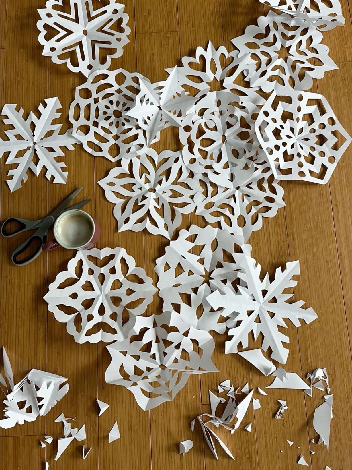 make paper snowflakes