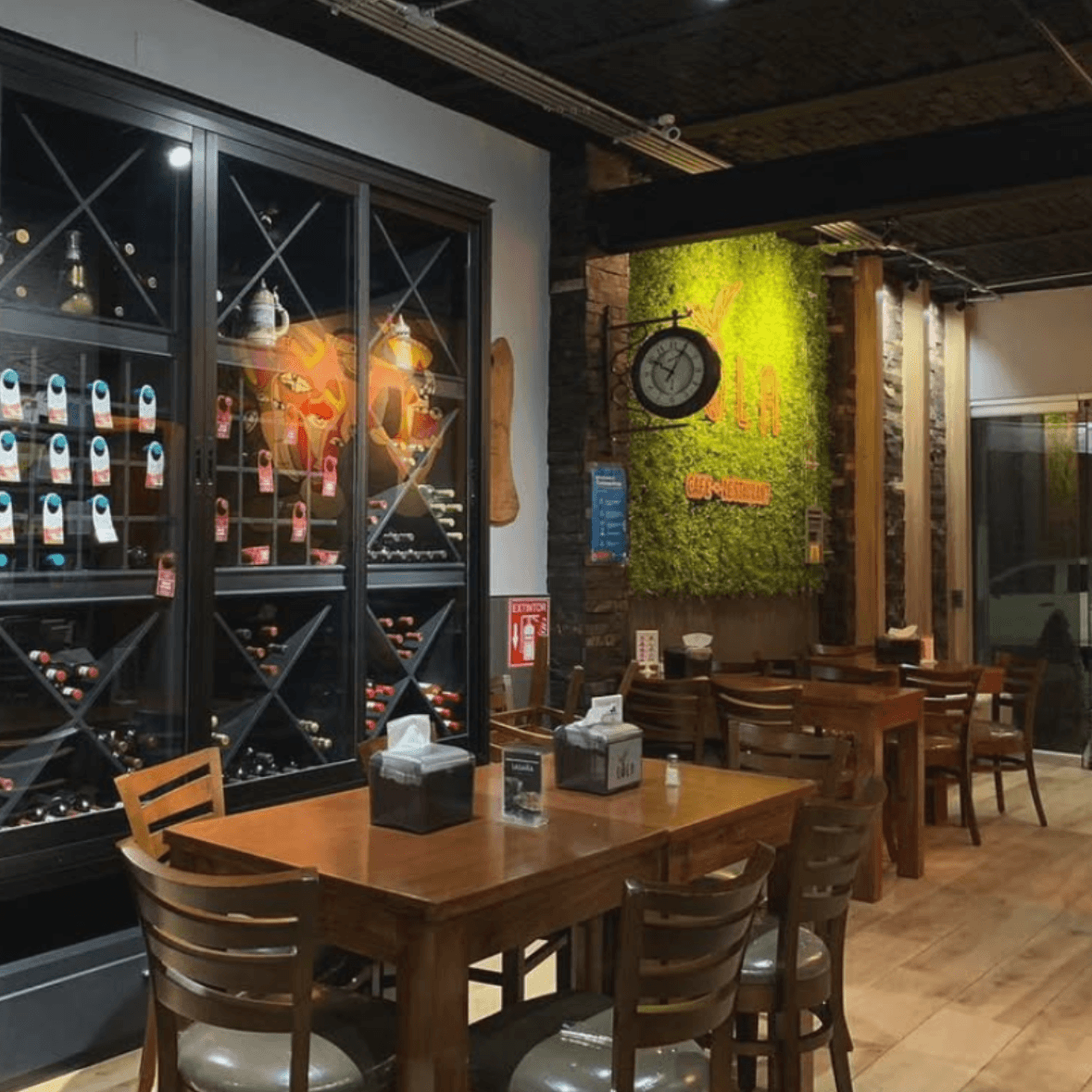 Lola Restaurant Café