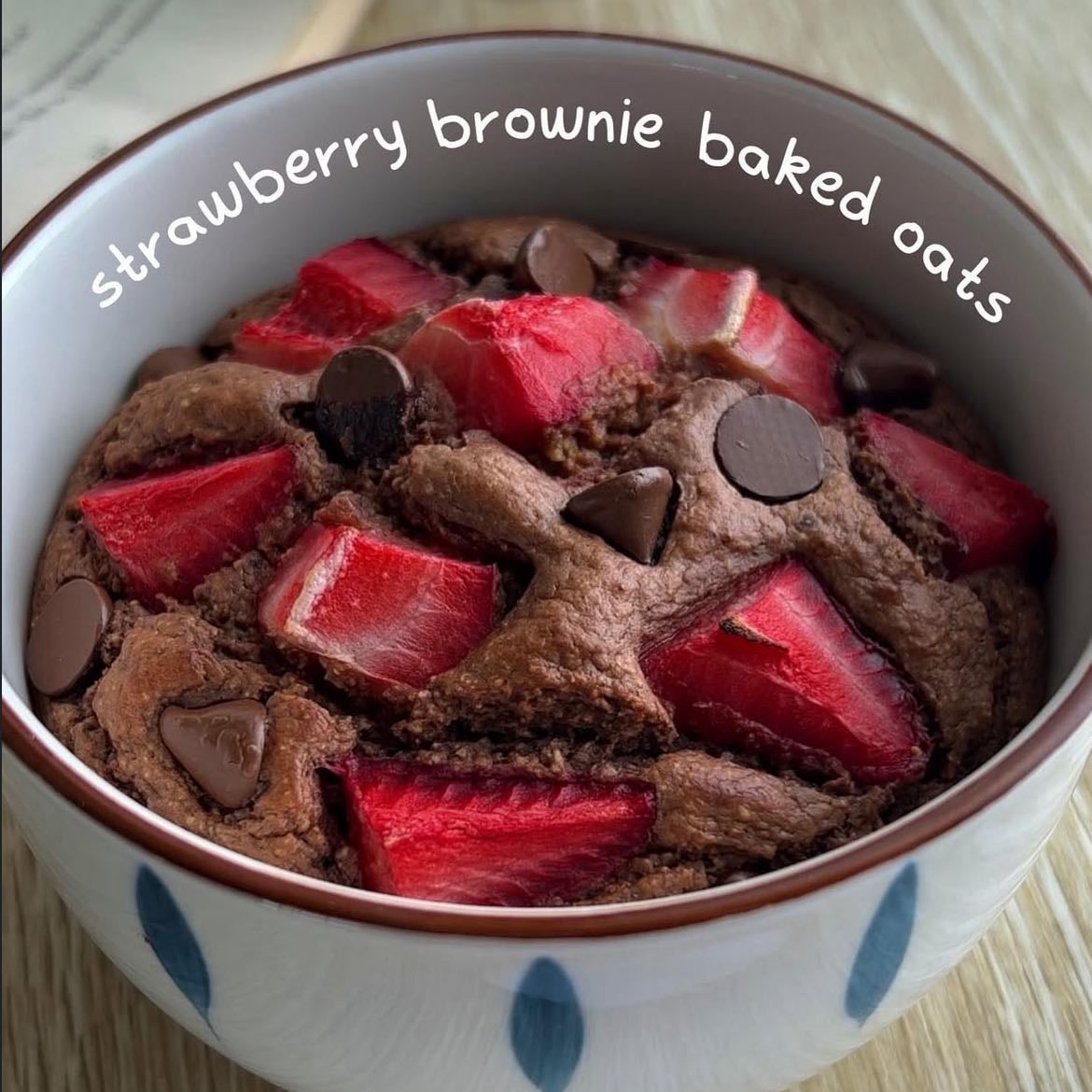 Strawberry brownie baked oats - Recipe from Instagram: @coziebakes