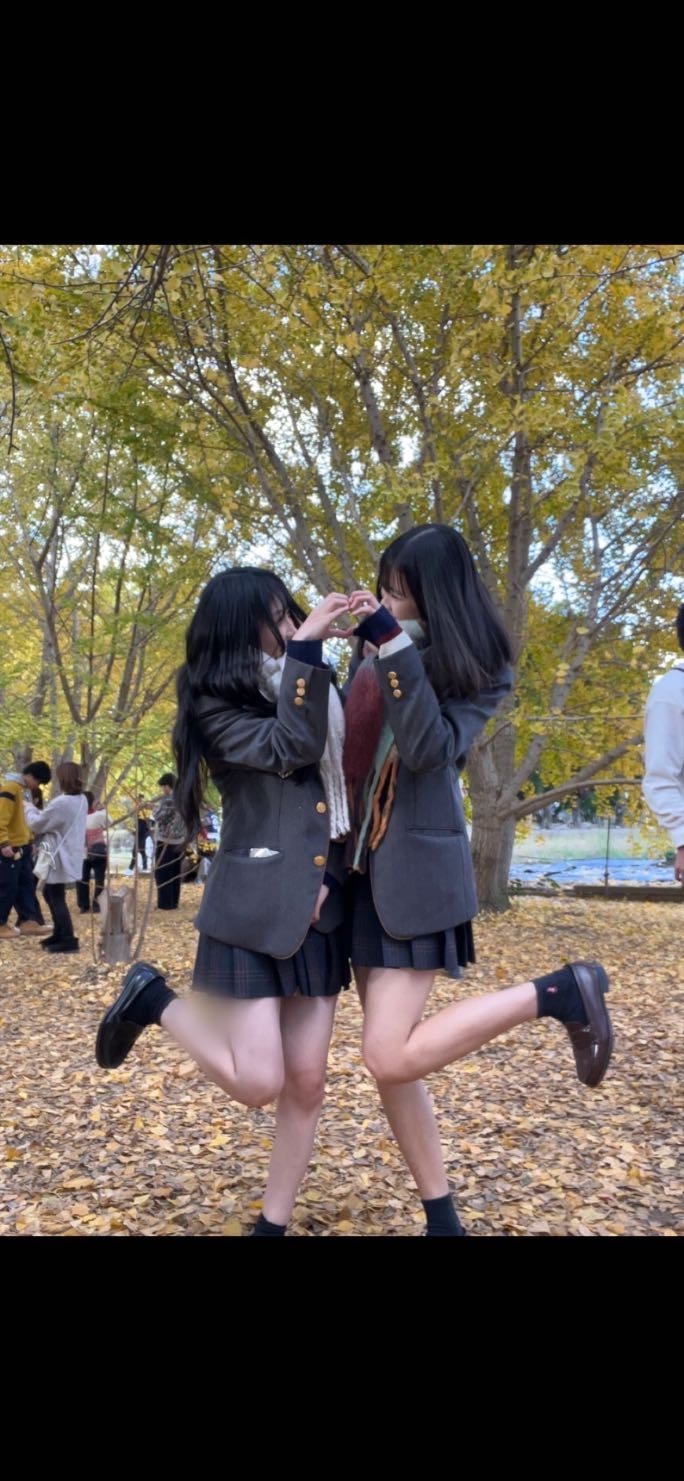 イチョウ並木🍁🍂 - イチョウが咲いてるところで写真撮るとほんとかわいいよ!!秋感じられる🍁
制服で向かい合って撮ると可愛く撮れるよ😌💕