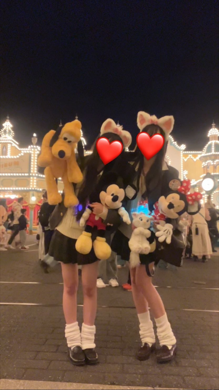 制服ディズニー - これはみんなやりたいはず!!
人形持つと可愛さup⤴️💕✨️
写真映えしかないからたくさん写真撮っちゃお👩❤️💋👨💕