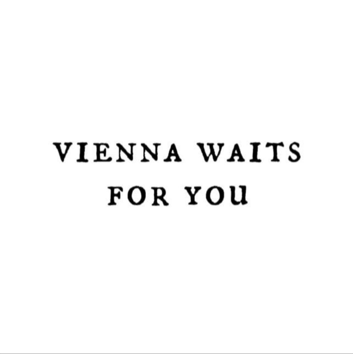 ticket de viagem "vienna waits for you" - todo mundo faz só a frase, quero ser especial
local: braço