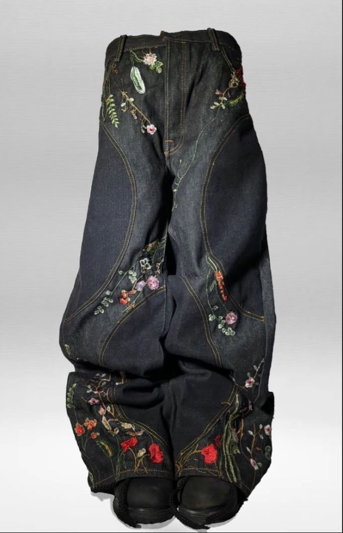 Calça florida.