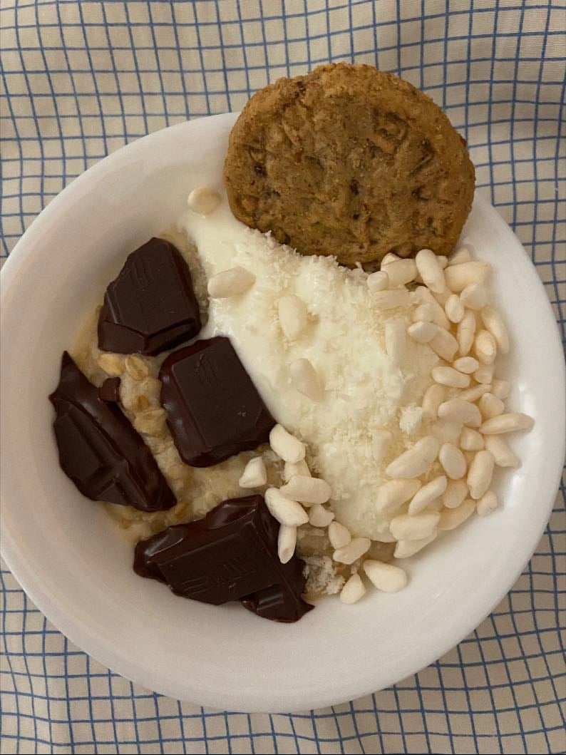 porridge - porridge di avena con cioccolato fondente, yogurt greco al cocco,riso soffiato, scaglie di cocco e biscotto integrale